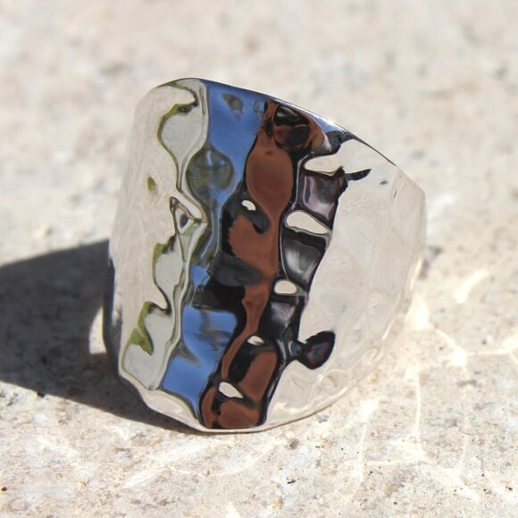 Womens Modern Wide Hammered Metal Silvertone Slim Shiny Bold Band Ring Size 7 - Picture 4 of 16